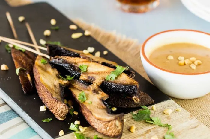 “Acılı Fıstık Soslu Mantar Satay” başlıklı tarifin fotoğrafı (Mushroom Council)