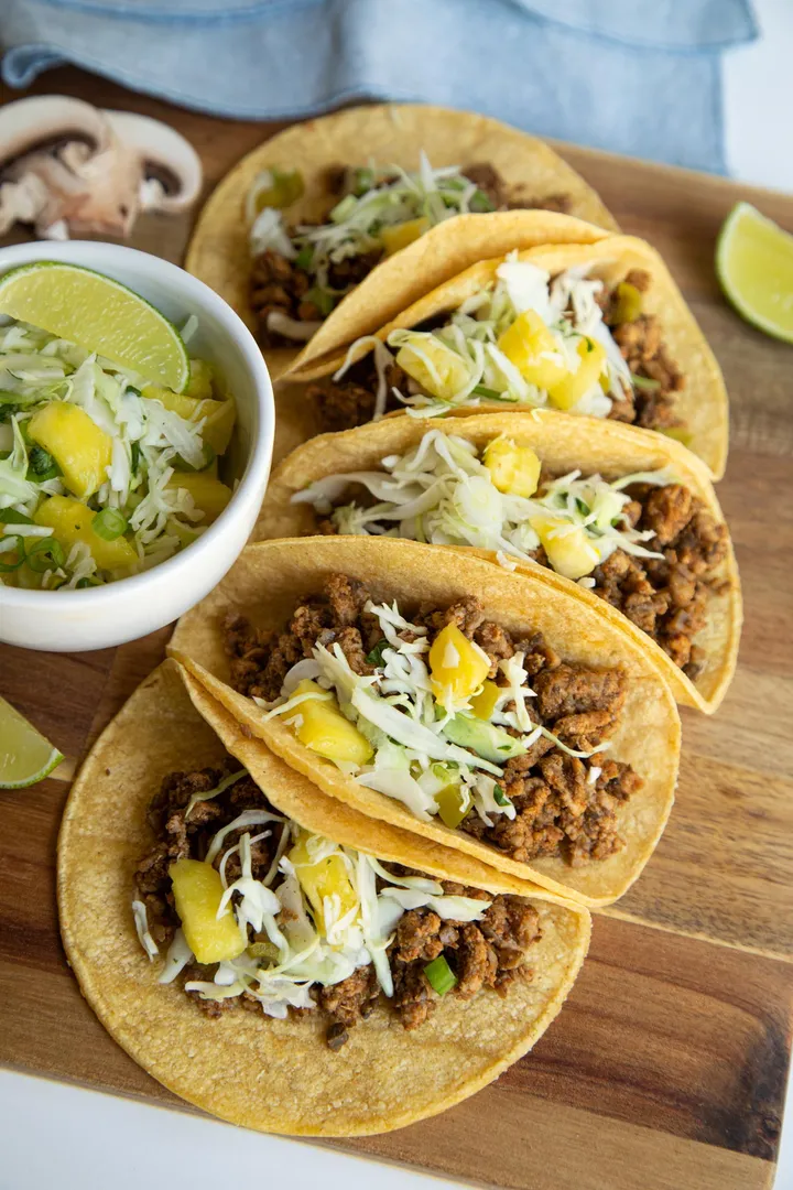“Al Pastor Mantarlı Taco ve Ananaslı Lahana Salatası” başlıklı tarifin fotoğrafı (Mushroom Council)