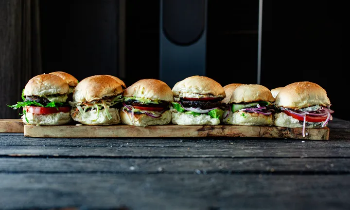 “Altı Çeşit King Oyster Mini Burger” başlıklı tarifin fotoğrafı (Mushroom Council)