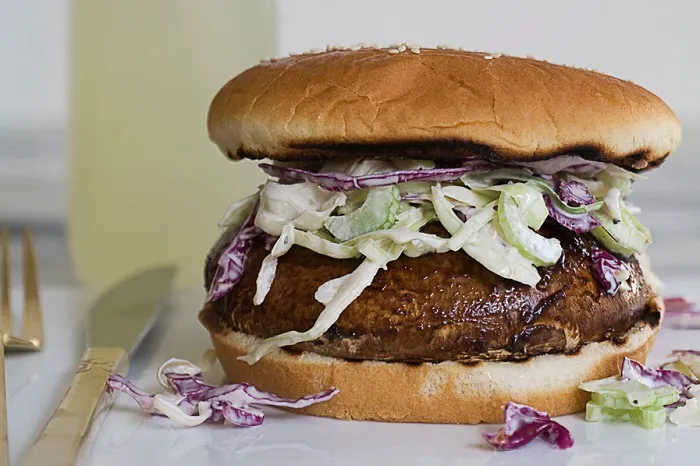“Barbekü Soslu Mantar Burger” başlıklı tarifin fotoğrafı (Mushroom Council)