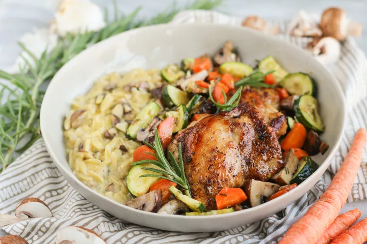 “Biberiyeli Tavuk ve Mantarlı Arpa Şehriye Risotto” başlıklı tarifin fotoğrafı (Mushroom Council)