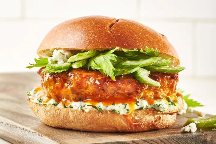 “Buffalo Soslu Tavuklu Mantarlı Burger” başlıklı tarifin fotoğrafı (Mushroom Council)