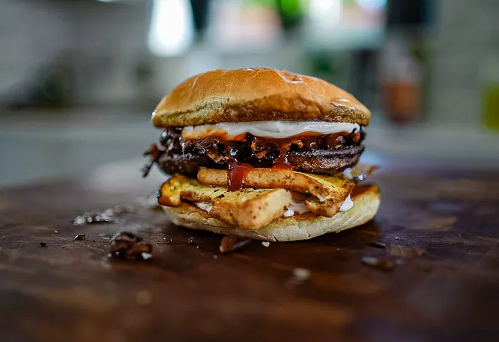 “Çift Katlı King Oyster Burger” başlıklı tarifin fotoğrafı (Mushroom Council)