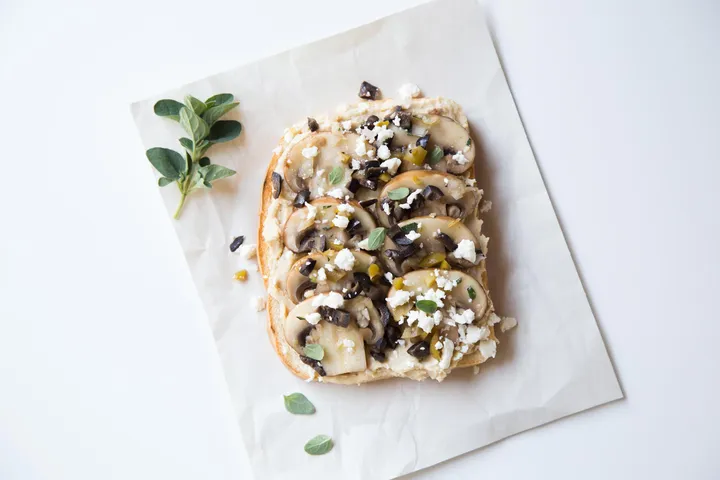 “Humuslu Marine Mantarlı Tost” başlıklı tarifin fotoğrafı (Mushroom Council)