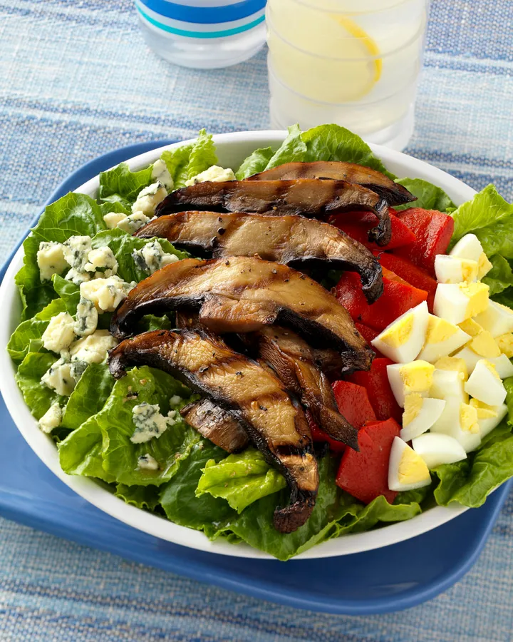 “Izgara Mantarlı Cobb Salata” başlıklı tarifin fotoğrafı (Mushroom Council)