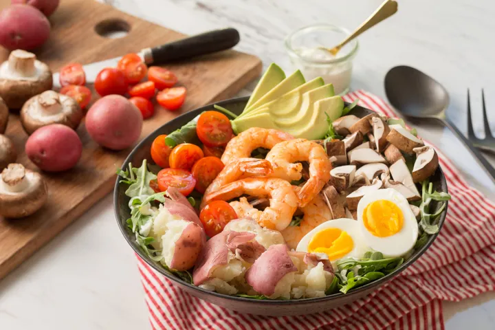 “Karidesli Mantarlı Cobb Salatası” başlıklı tarifin fotoğrafı (Mushroom Council)