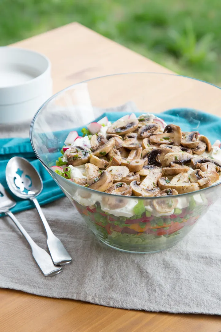 “Katmanlı Mantarlı Salata” başlıklı tarifin fotoğrafı (Mushroom Council)