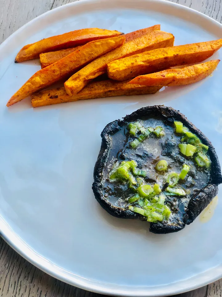 “King Oyster “Biftek” ve Tatlı Patates” başlıklı tarifin fotoğrafı (Mushroom Council)