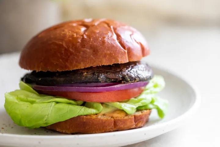 “Kolay Balzamik King Oyster Burger” başlıklı tarifin fotoğrafı (Mushroom Council)