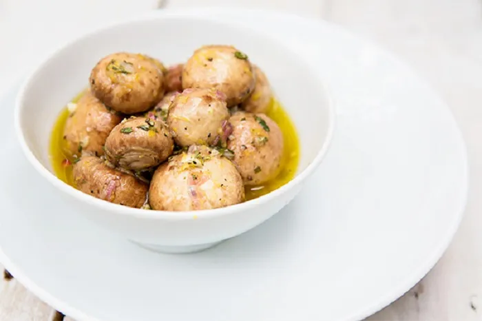 “Limonlu Kekikli Mantar Turşusu” başlıklı tarifin fotoğrafı (Mushroom Council)