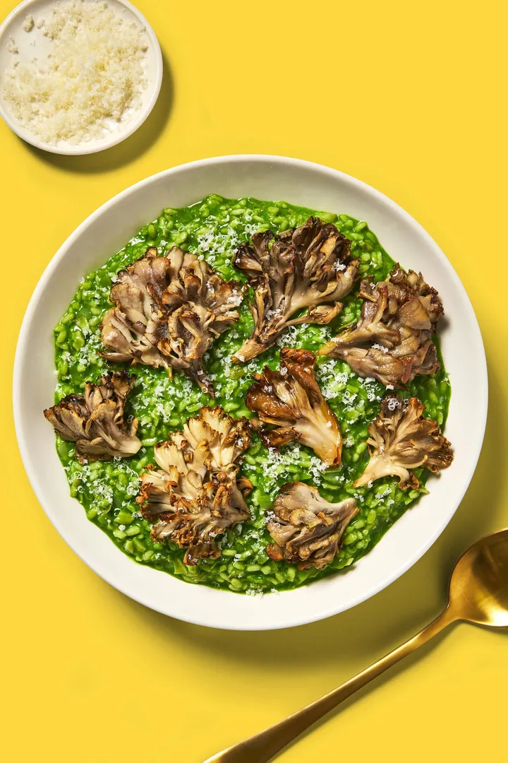 “Shiitake Donko ve King Oyster ile Mantar Risotto Tarifi” başlıklı tarife yakın bir yemeğin fotoğrafı (Mushroom Council)