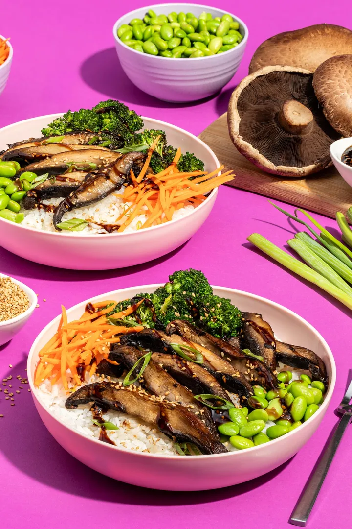 “King Oyster ve Shiitake Donko ile Mantar Teriyaki Tarifi” başlıklı tarife yakın bir yemeğin fotoğrafı (Mushroom Council)