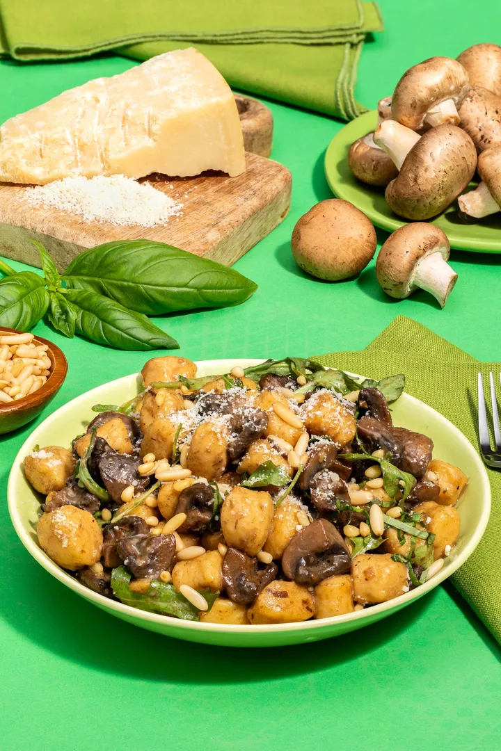 “Mantarlı Gnocchi Tarifi: Patates Hamuru ve Tereyağlı Mantar” başlıklı tarife yakın bir yemeğin fotoğrafı (Mushroom Council)