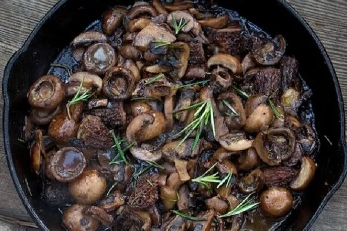“Mantarlı Kağıt Kebabı Tarifi: Yağlı Kâğıtta Kendi Suyuyla Pişen Et” başlıklı tarife yakın bir yemeğin fotoğrafı (Mushroom Council)