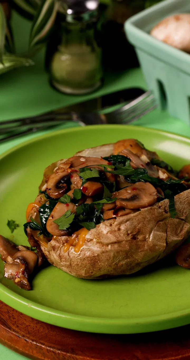 “Mantarlı Kumpir Tarifi: Fırın Patates ve Mantar Harcı” başlıklı tarife yakın bir yemeğin fotoğrafı (Mushroom Council)