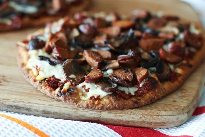 “Mantarlı Kuru Domatesli Lavaş Pizza” başlıklı tarifin fotoğrafı (Mushroom Council)