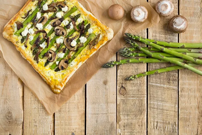 “Mantarlı Kuşkonmazlı Keçi Peynirli Tart” başlıklı tarifin fotoğrafı (Mushroom Council)