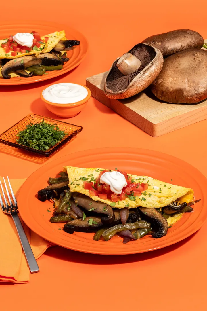 “Mantarlı Omlet Tarifi: Suyu Çekilmiş İç Harç ve Kısık Ateş” başlıklı tarife yakın bir yemeğin fotoğrafı (Mushroom Council)