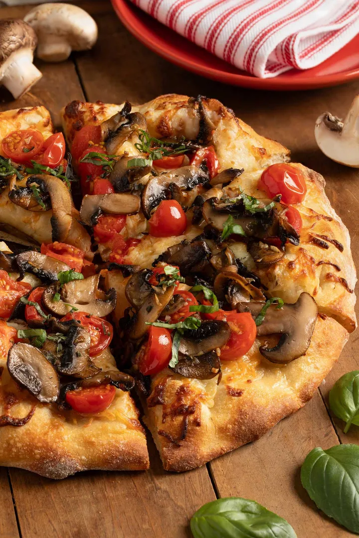 “Mantarlı Pizza Tarifi: Hamur, Sos ve Mantarın Ön Pişirmesi” başlıklı tarife yakın bir yemeğin fotoğrafı (Mushroom Council)