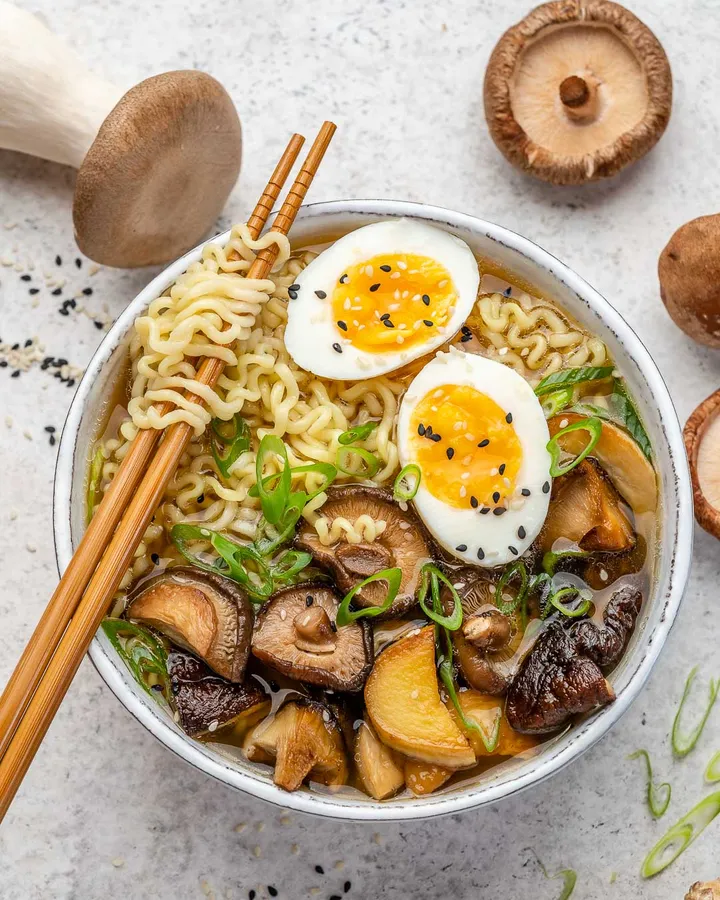 “Mantarlı Ramen Tarifi: Shiitake ve Kombu Suyu, King Oyster” başlıklı tarife yakın bir yemeğin fotoğrafı (Mushroom Council)
