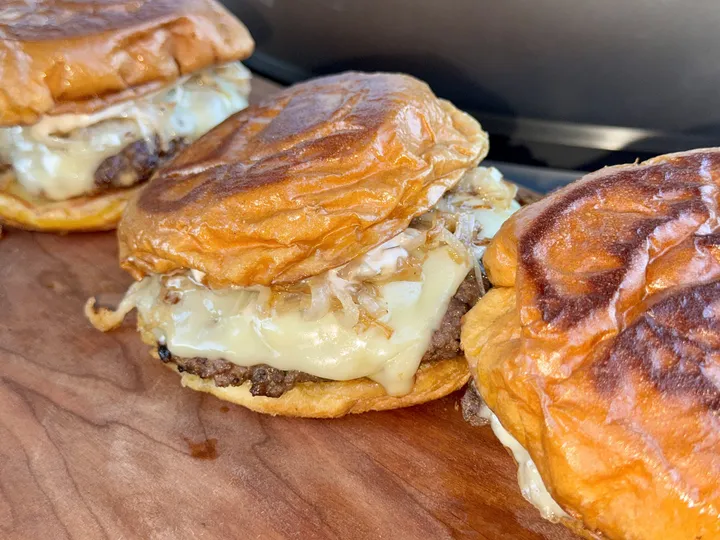 “Mantarlı Smash Burger” başlıklı tarifin fotoğrafı (Mushroom Council)