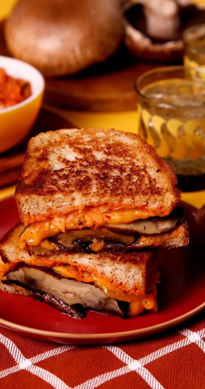 “Mantarlı Tost Tarifi: Kaşarlı ve Kekikli” başlıklı tarife yakın bir yemeğin fotoğrafı (Mushroom Council)