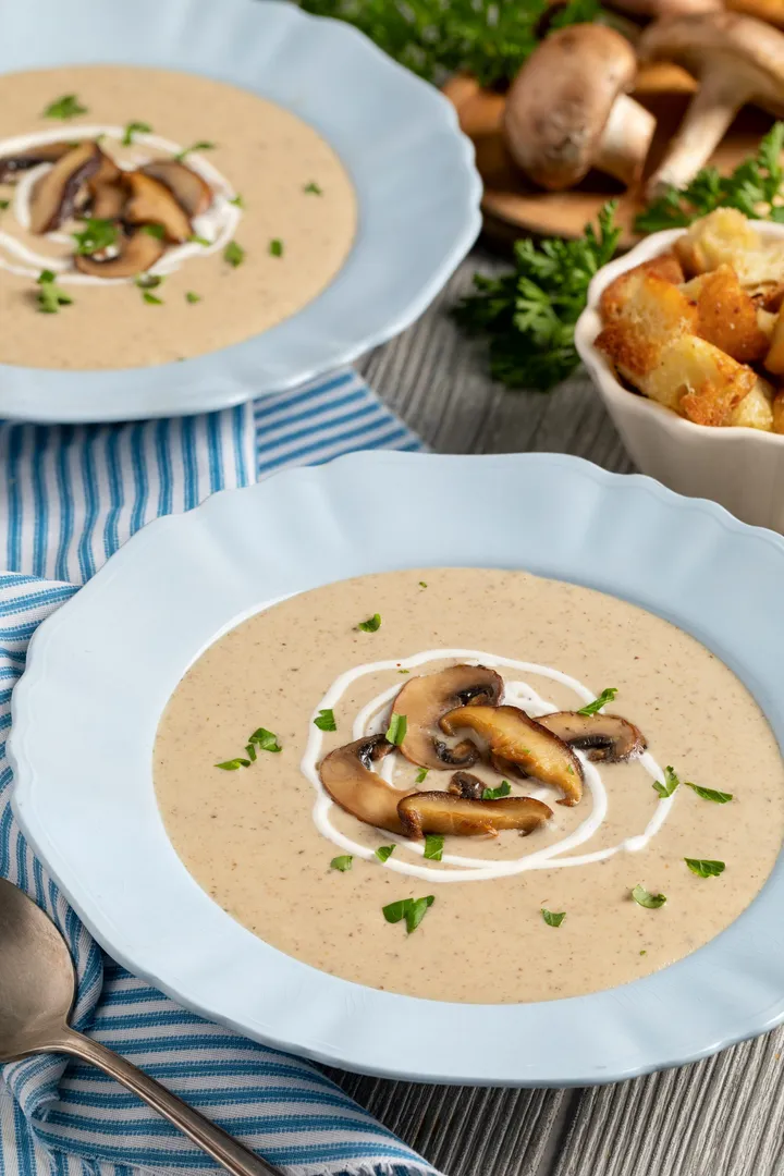 “Mantarlı Yayla Çorbası Tarifi: Kesilmeyen Yoğurt ve Kavrulmuş Mantar” başlıklı tarife yakın bir yemeğin fotoğrafı (Mushroom Council)