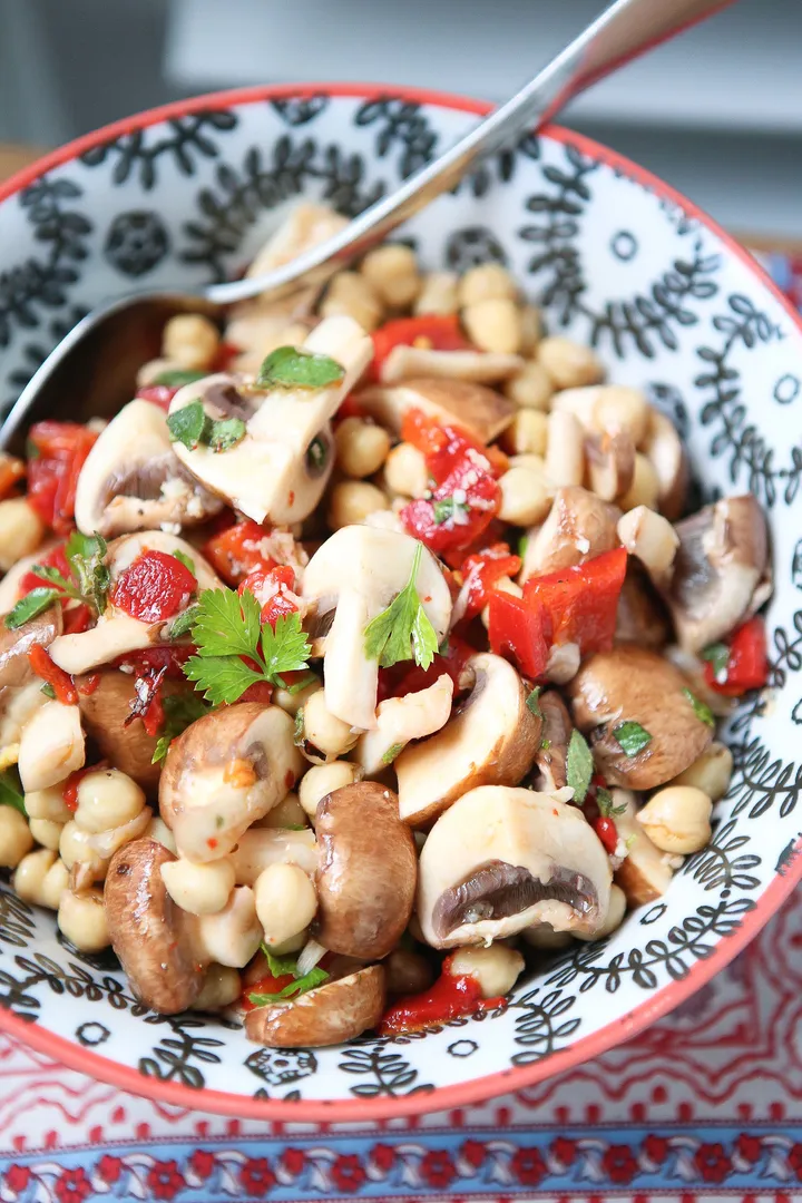 “Marine Mantarlı Nohut Salatası” başlıklı tarifin fotoğrafı (Mushroom Council)