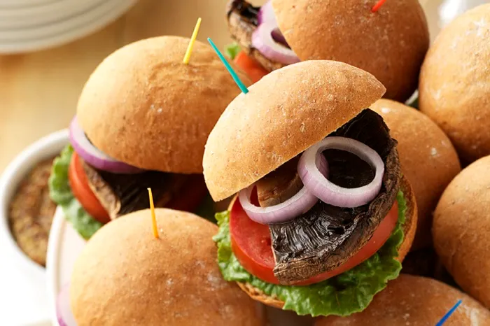 “Mini Mantar Burgerler” başlıklı tarifin fotoğrafı (Mushroom Council)