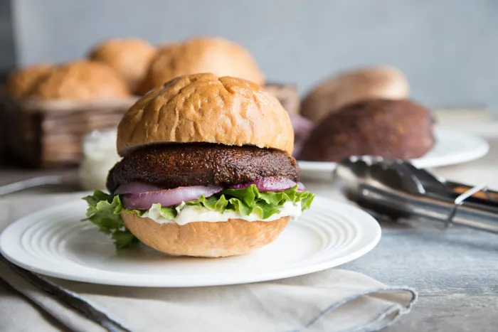 “Sarımsaklı Mayonezli Mantar Burger” başlıklı tarifin fotoğrafı (Mushroom Council)