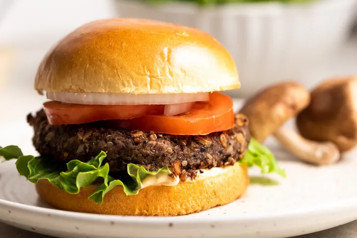 “Shiitakeli Siyah Fasulyeli Sebze Burger” başlıklı tarifin fotoğrafı (Mushroom Council)