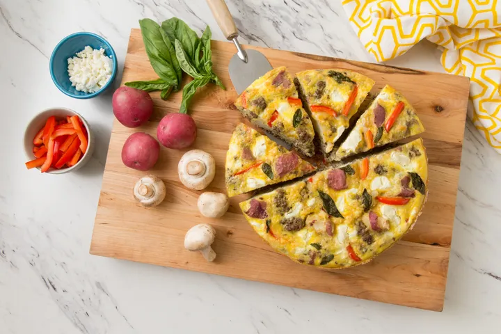 “Sosisli, Patatesli ve Keçi Peynirli Frittata” başlıklı tarifin fotoğrafı (Mushroom Council)