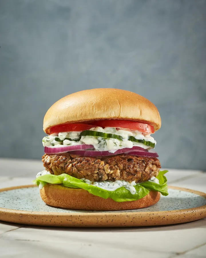 “Souvlaki Usulü Mantarlı Burger” başlıklı tarifin fotoğrafı (Mushroom Council)