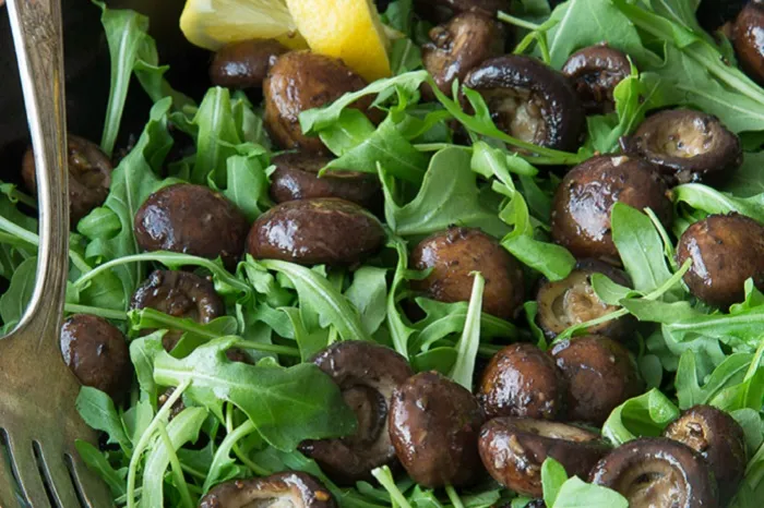 “Tavada Kavrulmuş Mantar Salatası” başlıklı tarifin fotoğrafı (Mushroom Council)