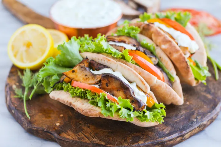 “Yoğurtlu Dereotu Soslu Mantar Gyros” başlıklı tarifin fotoğrafı (Mushroom Council)